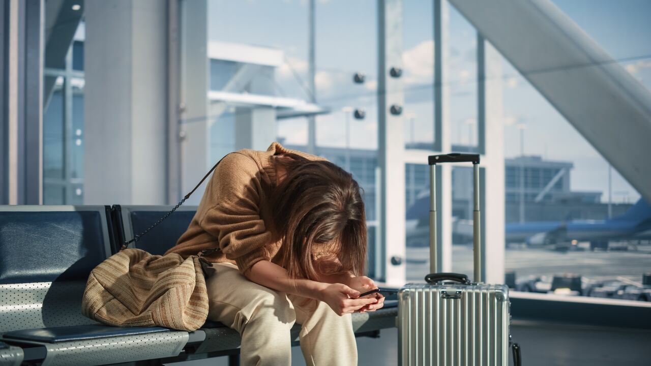 Viajante corporativo após perder um voo e ter que lidar com a taxa de no-show.