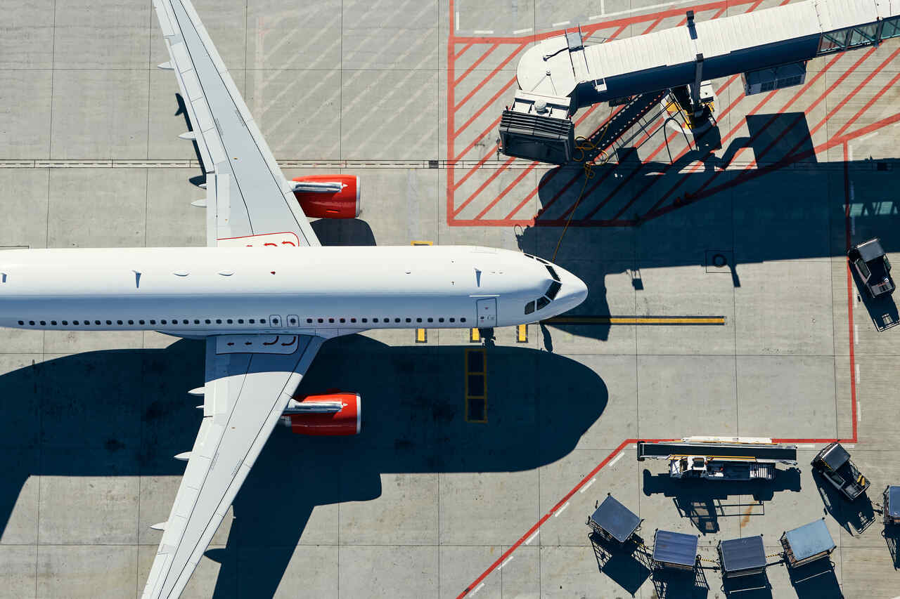 avião no aeroporto prestes a decolar por meio de pontes aéreas.