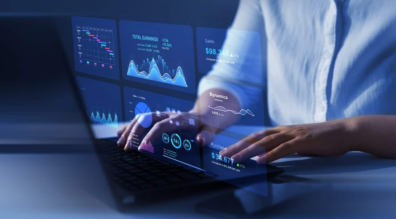 Colaborador digitando no teclado com uma visão com várias telas, mostrando o que é um sistema One Stop Shop.