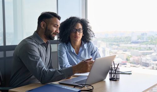 dois executivos analisando as diferenças entre capex e opex