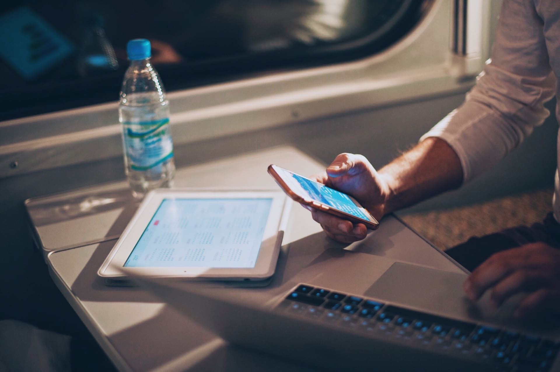 Colaborador de uma empresa analisando uma plataforma de self booking para organizar uma viagem corporativa.