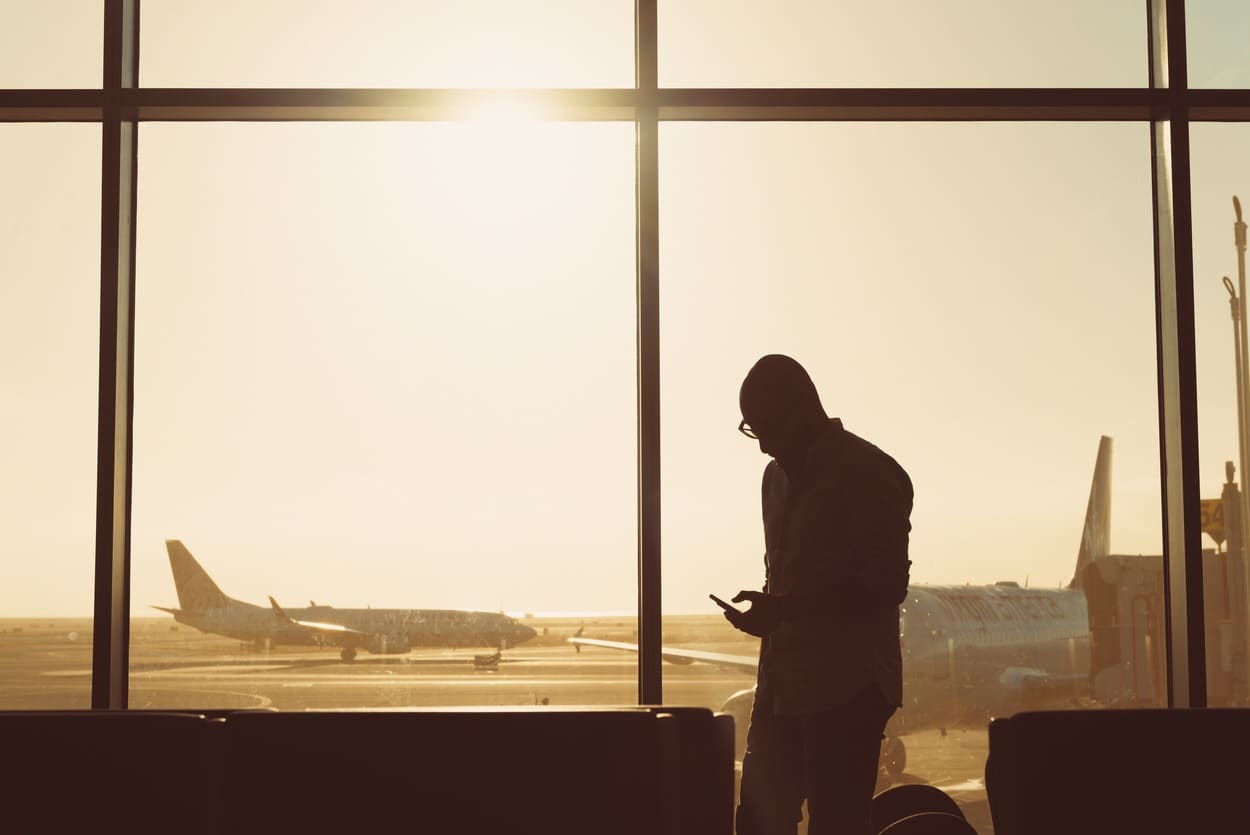 Funcionário abatido em um aeroporto depois de perder um voo.