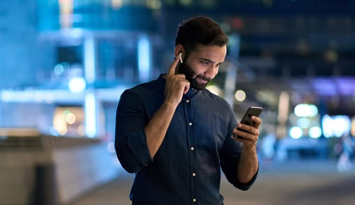 homem utilizando o serviço travel paytrack na sua rotina corporativa.