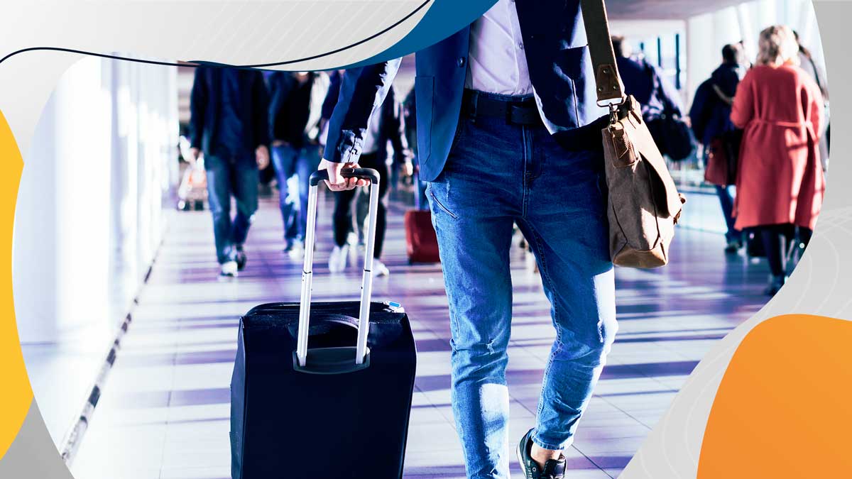 Profissional no aeroporto com a sua mala de viagem para fazer alusão à relação entre a Black Friday e a compra de passagens aéreas;