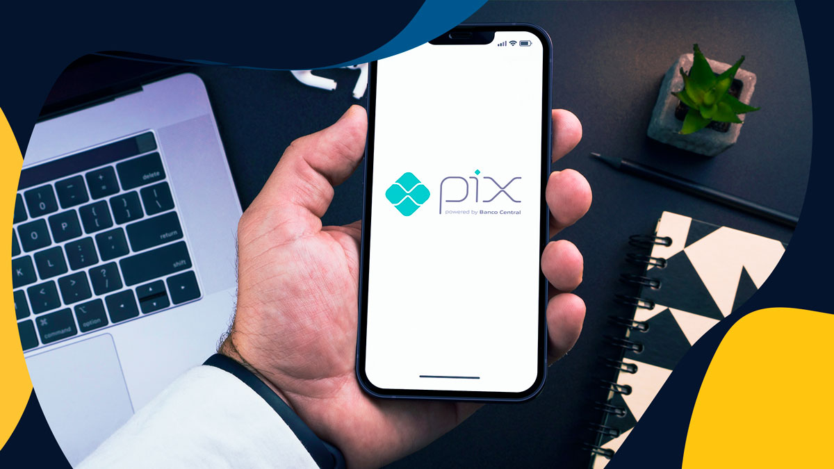 Mão segurando um celular com o Pix Corporativo aberto.