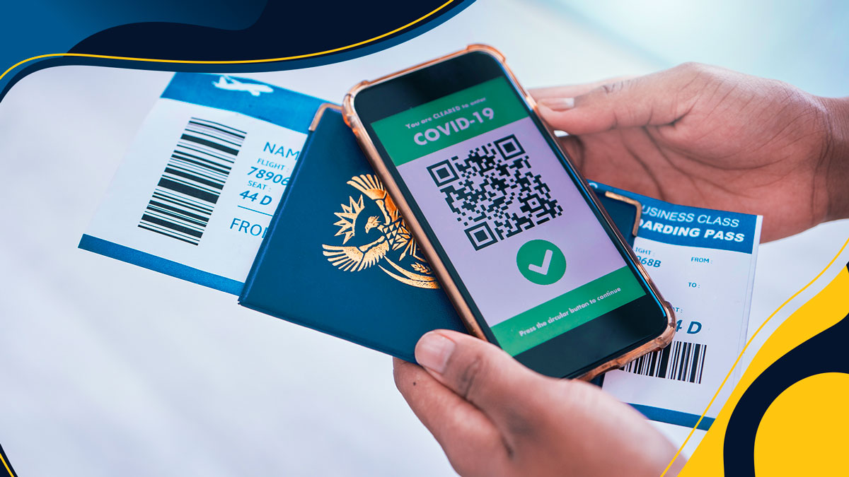 Pessoa com QR Code em mãos, dando a entender quais são os dados obrigatórios para voos.