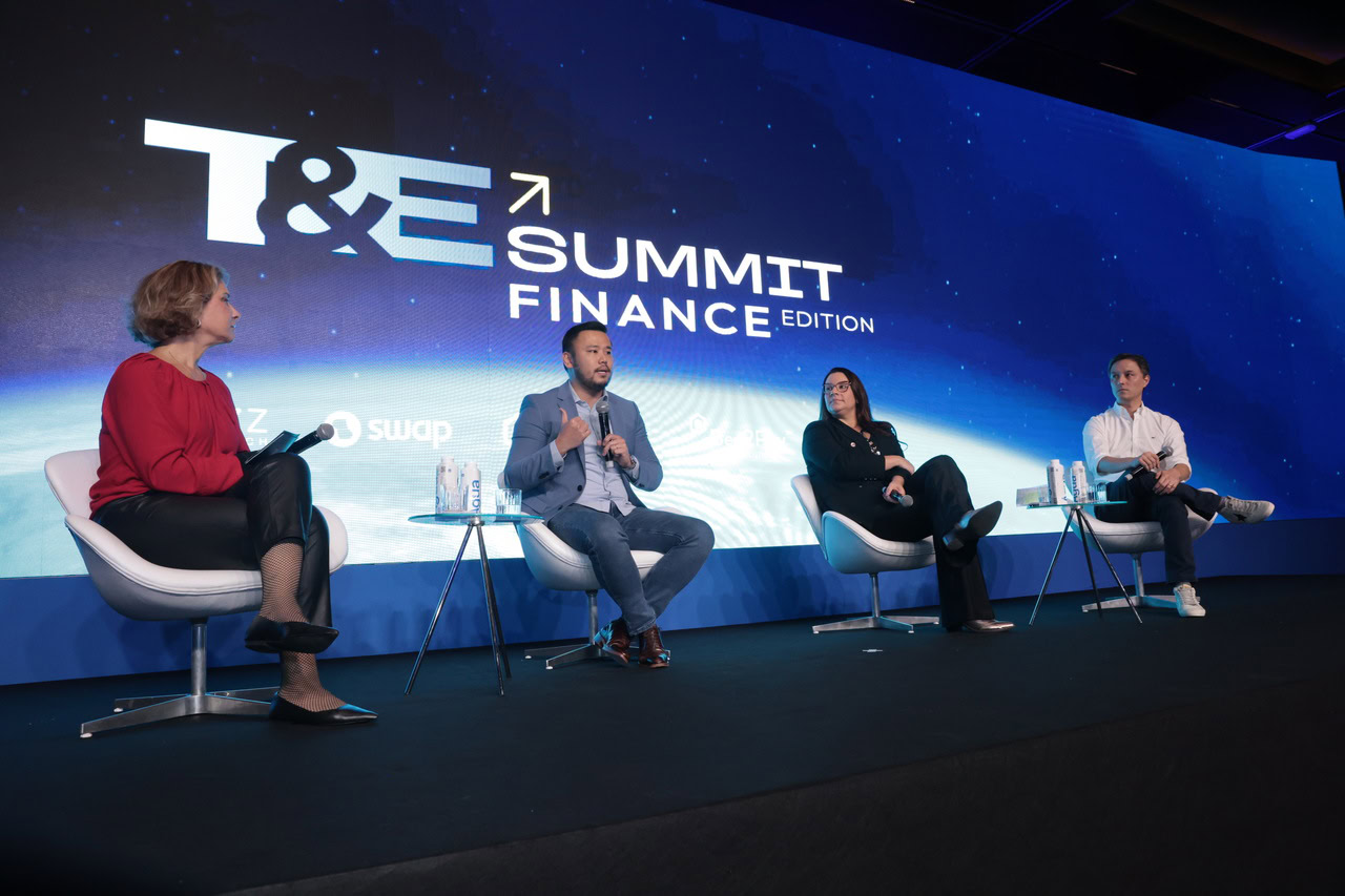 Ana Paula Zamper (Saint Paul), Rafael Nakamoto (B3), Glaucia Piccolo (Microsoft) e Rafael Hoshino (Google Cloud) dDurante o Travel & Expenses Summit 2024 - Finance Edition falando sobre o papel da IA nas atividades de profissionais de finanças.