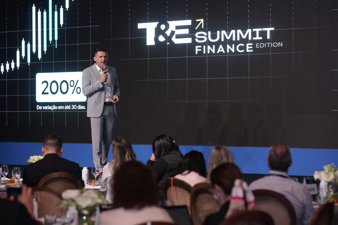 Palestra sendo realizada no Travel & Expenses Summit Edition, evento realizado pela Paytrack.