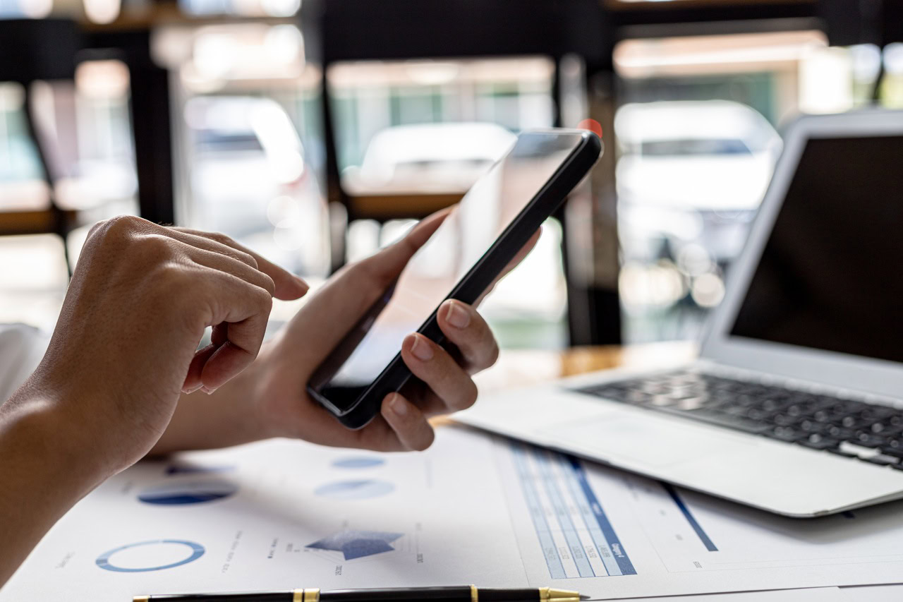 pessoa utilizando smartphone fazendo alusão aos melhores aplicativos de gestão de despesas de 2024.