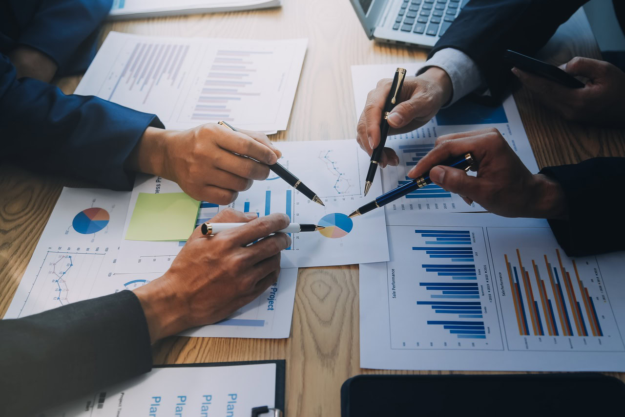 mãos elaborando um planejamento financeiro para a empresa.