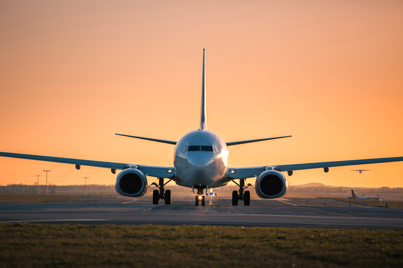 avião na pista de pouso fazendo alusão às melhores companhias aéreas do Brasil.
