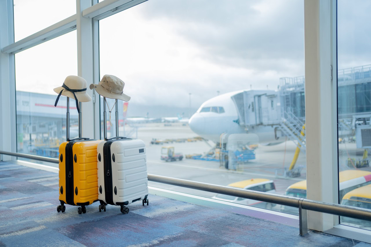 mala de viagem no aeroporto para falar sobre viagem corporativa em alta temporada.