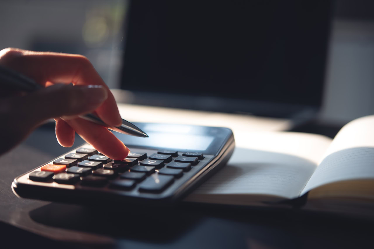 Calculadora em mãos para tratar sobre o fee.