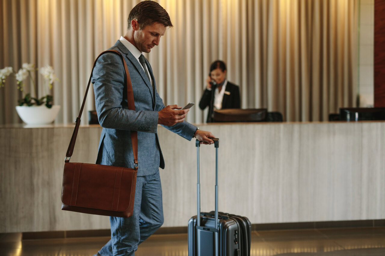 Colaborador em viagem a trabalho, a fim de falar sobre hora extra em viagem corporativa.