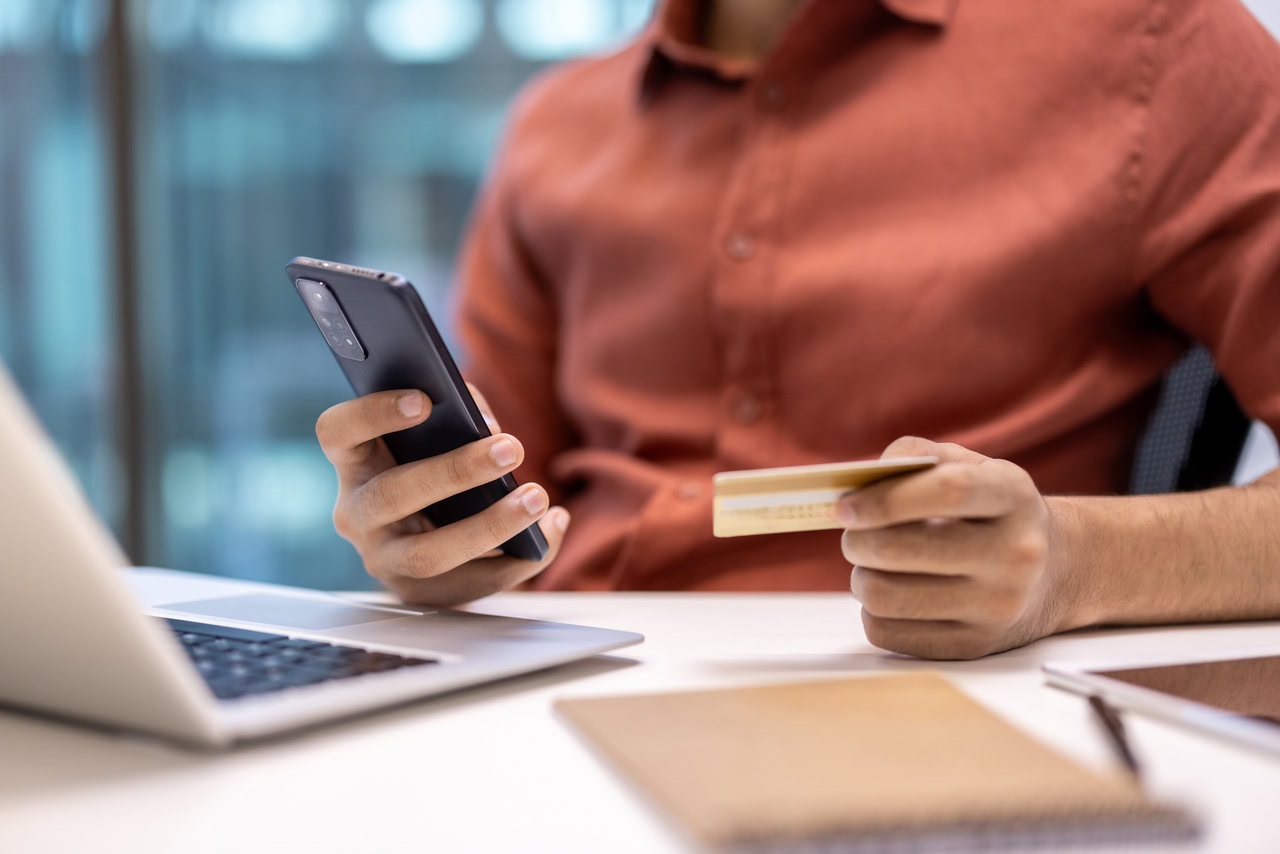 funcionário utilizando o cartão corporativo da empresa para fazer compras.