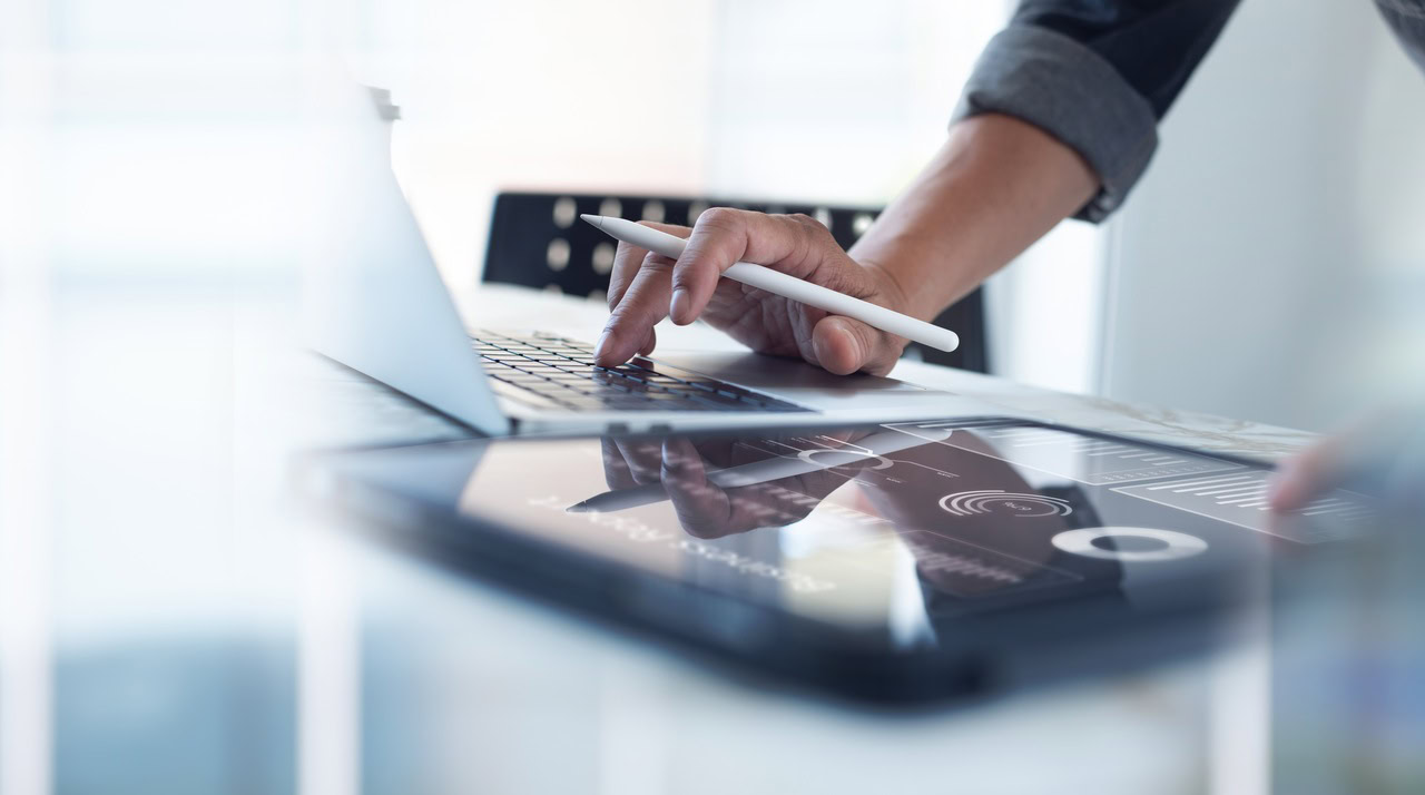 controller atuando na gestão financeira de uma empresa.