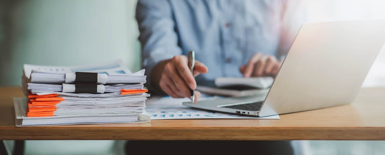 auditor fiscal analisando uma série de documentos.