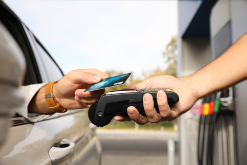 Realização de um pagamento em um posto com a utilização de um cartão combustível para empresas.