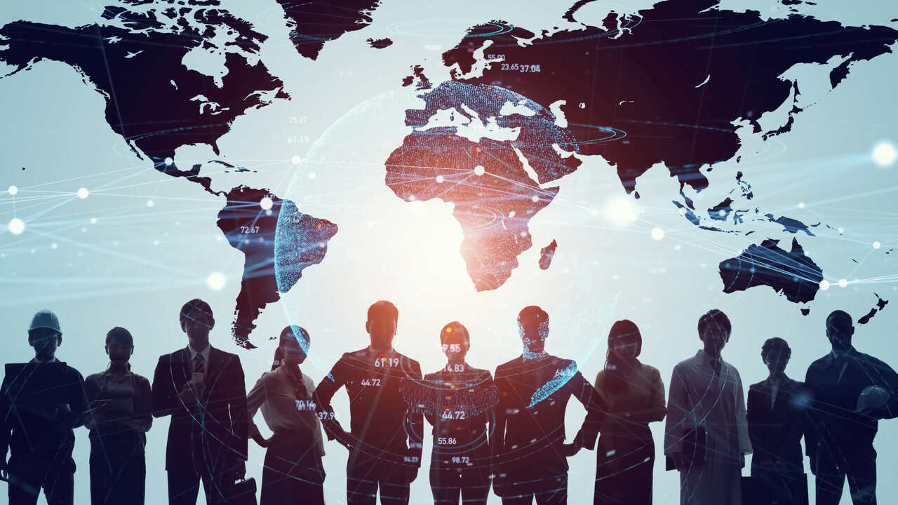 imagem de vários profissionais à frente de um mapa a fim de falarmos sobre empresas multinacionais.