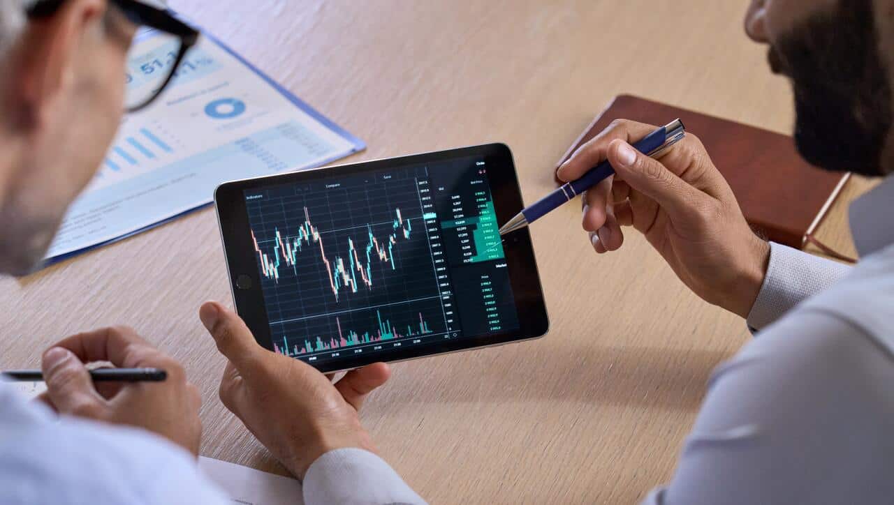 Profissionais analisando um gráfico que indica a Liquidez corrente da empresa.
