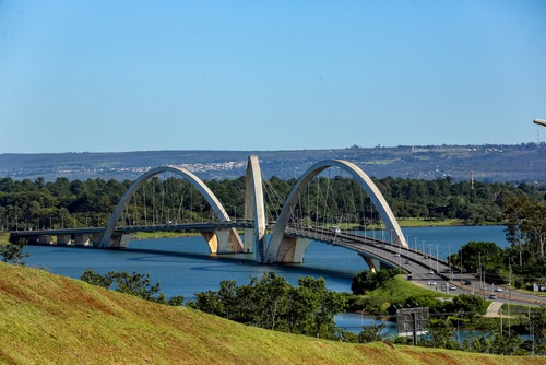 Imagem da Ponte Juscelino Kubitschek de Oliveira para falarmos sobre o melhor hotel em Brasília.