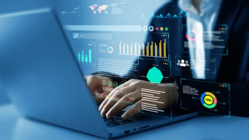 Homem trabalhando com seu notebook utilizando automação nas finanças corporativas.