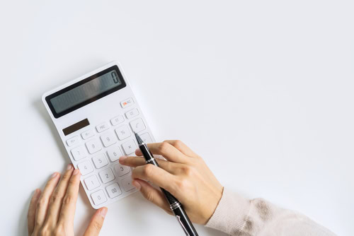 calculadora analisando o custo fixo de uma empresa.