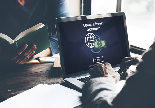 Homem usando o computador para falarmos sobre o conceito de open finance.