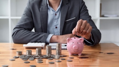Homem organizando os recursos financeiros da empresa.