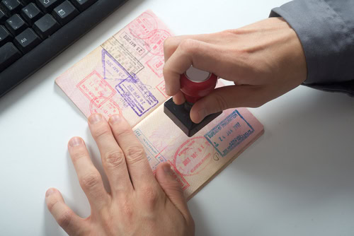 Carimbo do visto americano no passaporte de um viajante corporativo.