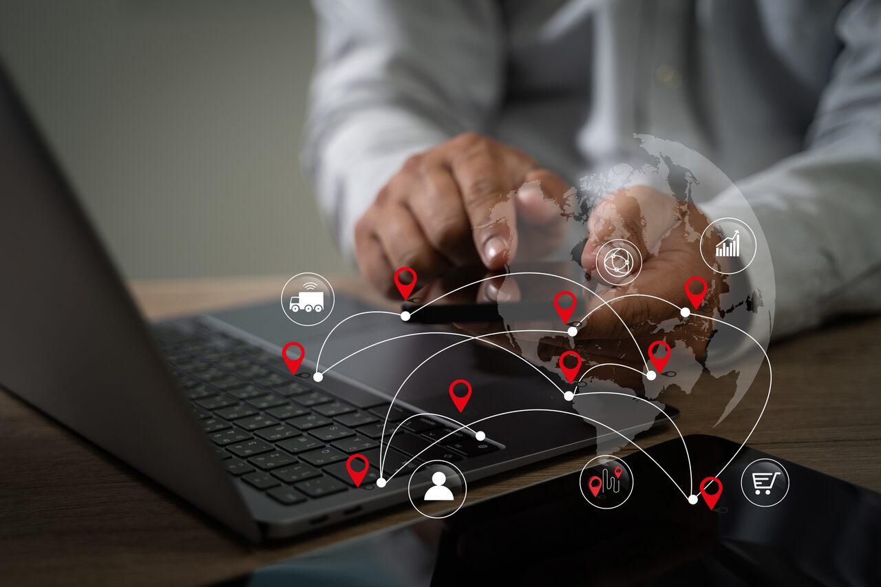 imagem de um homem com o seu notebook representando como funciona a cadeia de suprimentos de uma empresa.