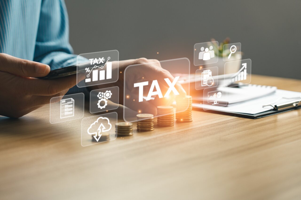 Colaborador analisando as despesas da sua empresa para a dedução fiscal.