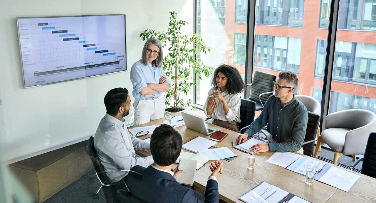 colaboradores reunidos em uma sala da empresa, a fim de enterdermos o que é a realocação de funmcionários.