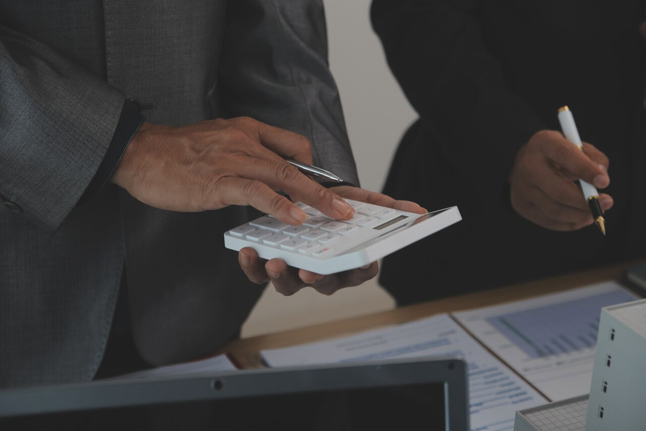 Profissional do setor de compras de uma empresa analisando a viabilidade de um investimento.