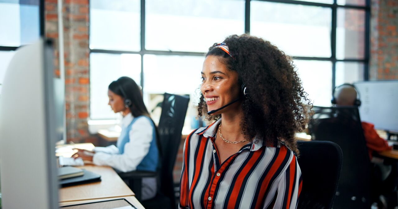 mulher trabalhando no telemarketing para atender qualquer reclamação na ANAC.